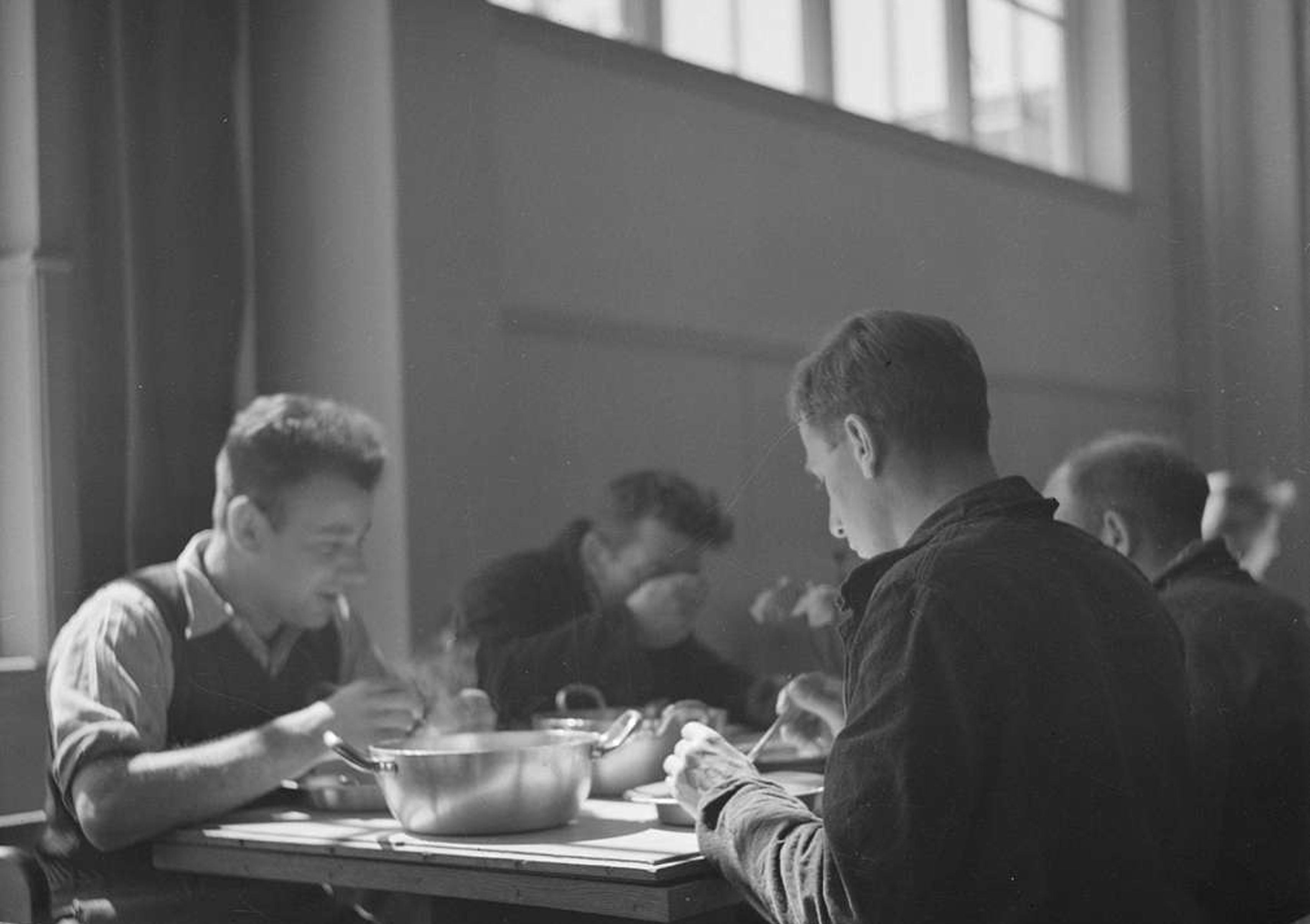 De eetzaal in het gemeenschapshuis.