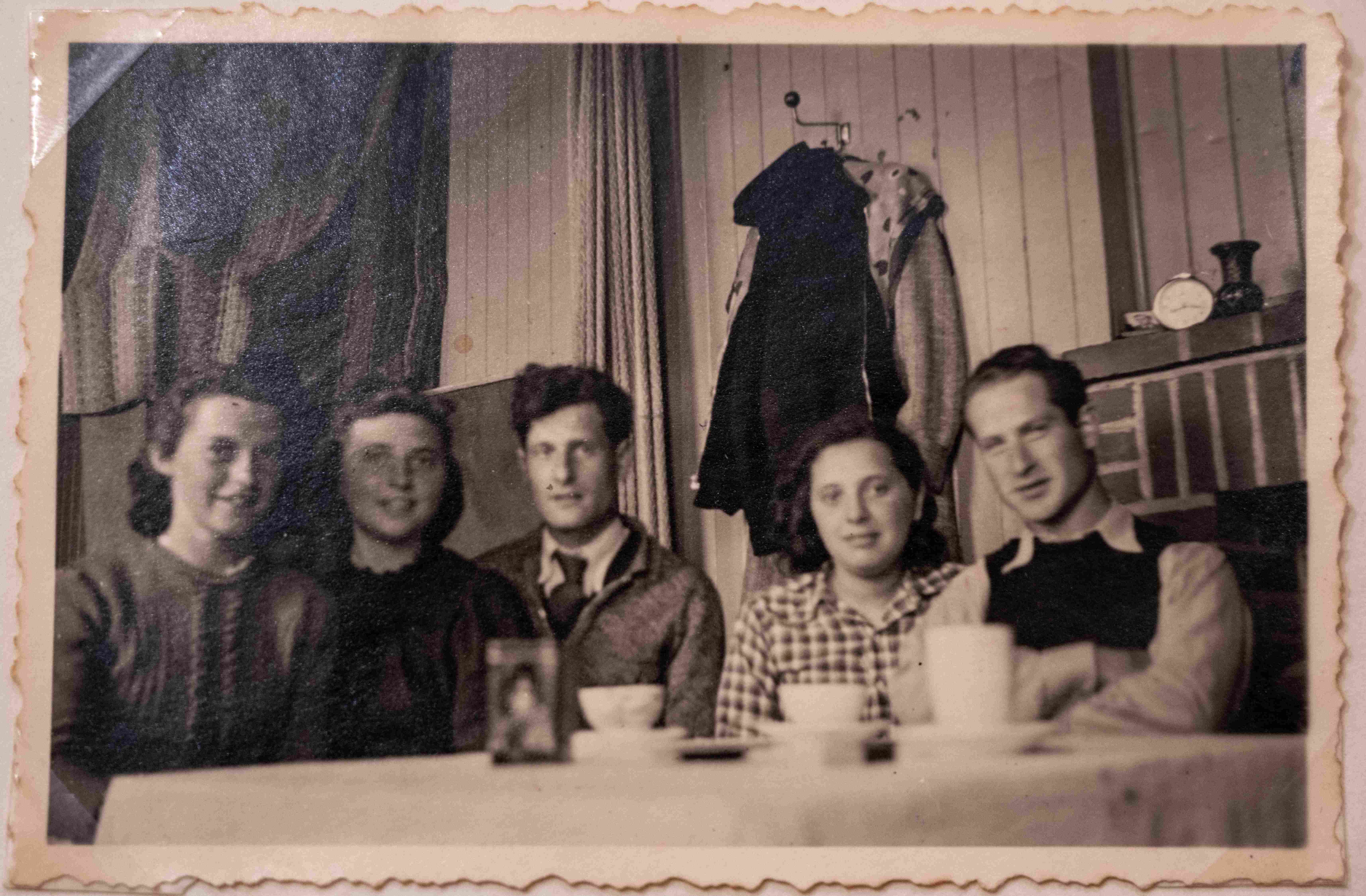 Rechts Gerhard Sperber, naast hem Anna Chlebowski. In het midden Kurt Moser.