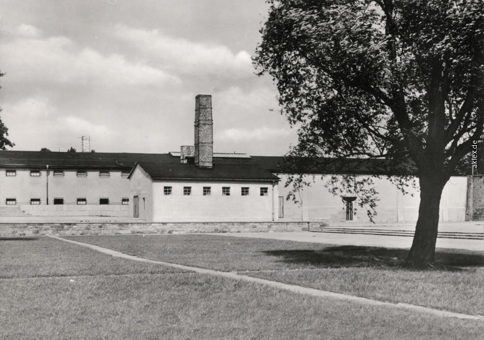 Het crematoriumgebouw in het kamp Ravensbrück. Daarachter bevindt zich de bouw van de gevangeniscellen en cellen