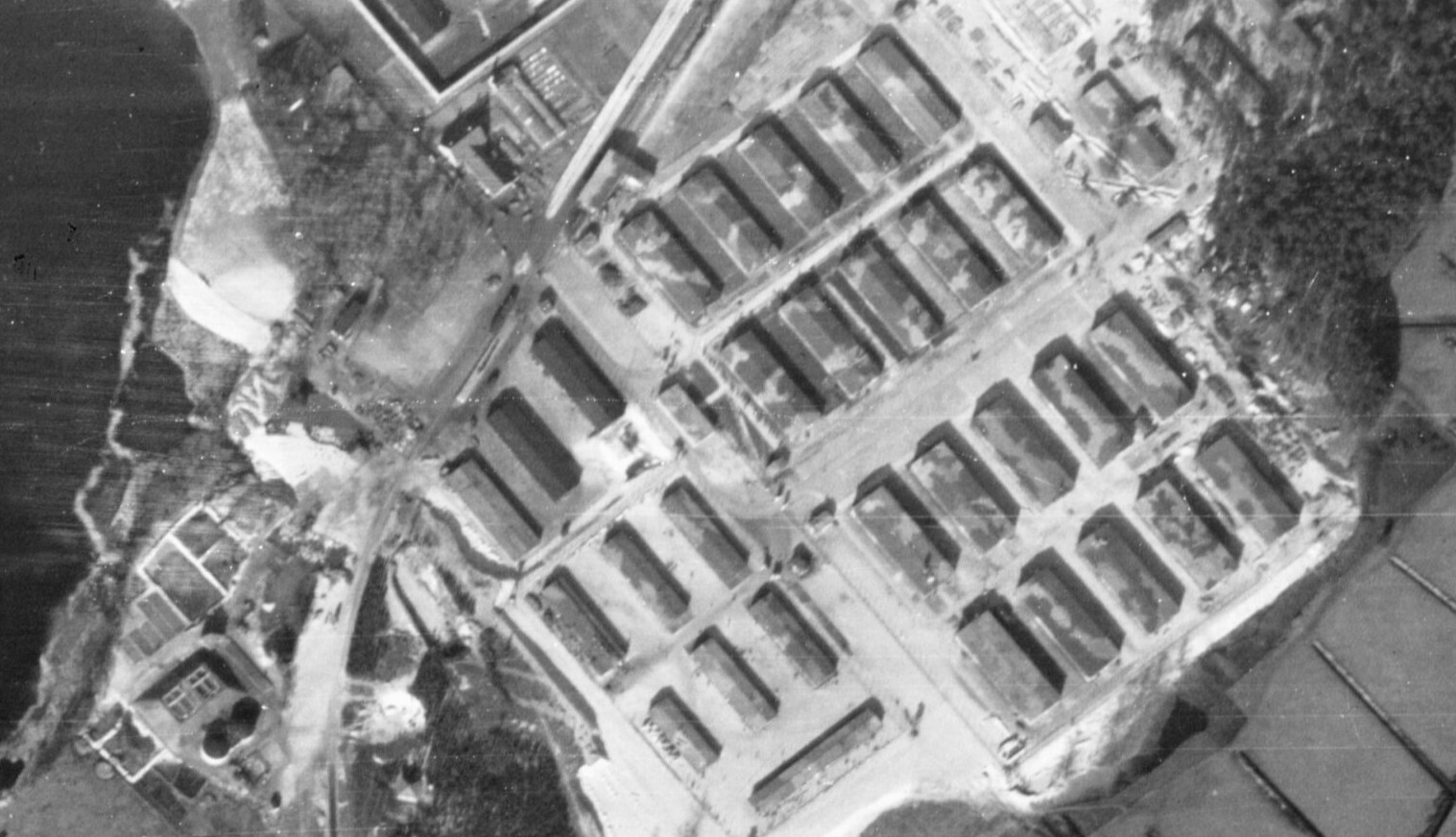 Luchtfoto van het werkkamp en de Siemens-fabriek.